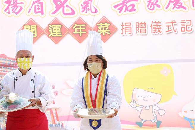 嘉义市长黄敏惠上年菜，送给弱势家庭温暖与爱。（廖素慧摄）