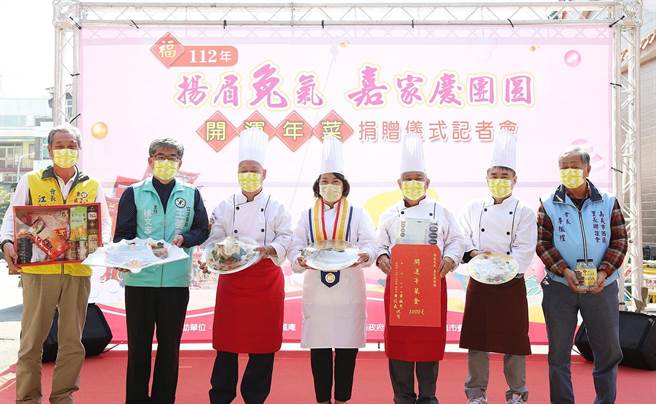 嘉义市长黄敏惠、嘉义市九华山地藏庵董事长黄俊森送年菜及红包给弱势边缘户贺新年。（廖素慧摄）