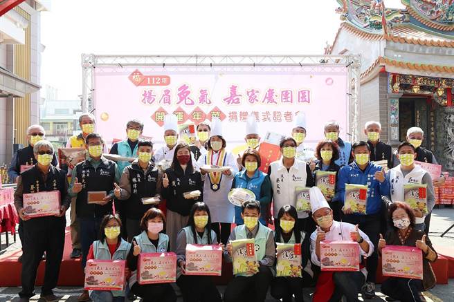 嘉义市政府与嘉义市九华山地藏庵携手送年菜及红包给弱势边缘户。（廖素慧摄）