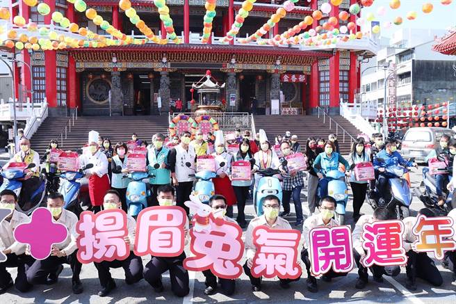 嘉义市政府与嘉义市九华山地藏庵今天送年菜及加菜金红包给弱势边缘户。（廖素慧摄）