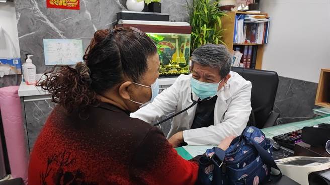 彰化员林宏仁医院每年春节提供「春节门诊」，至今已经迈入第29年，年平均服务超过300人次，凸显春节门诊的重要性。(宏仁医院提供／吴建辉彰化传真)