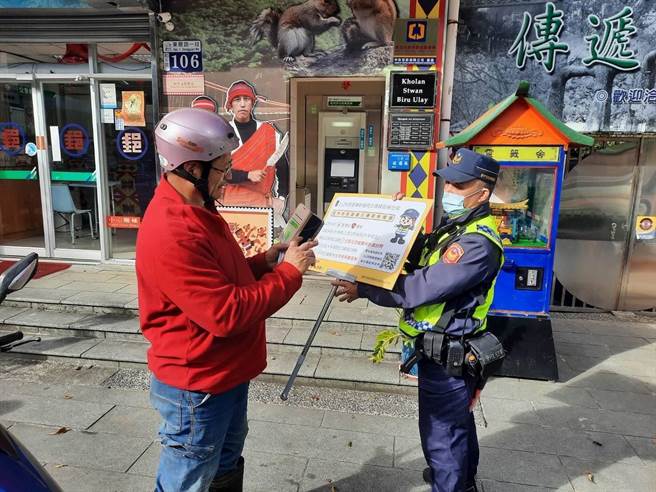 和平警分局推广台中市政府交通局「台中交通网」、「112年农历春节连假交通资讯」APP，便利民眾出游即时查询交通资讯。（警方提供）