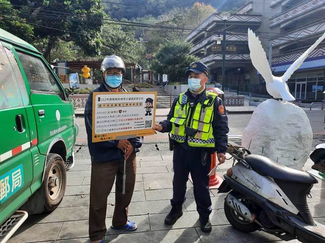和平警分局推广台中市政府交通局「台中交通网」、「112年农历春节连假交通资讯」APP，便利民眾出游即时查询交通资讯。（警方提供）