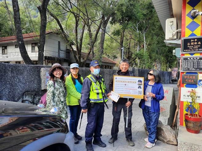 和平警分局推广台中市政府交通局「台中交通网」、「112年农历春节连假交通资讯」APP，便利民眾出游即时查询交通资讯。（警方提供）