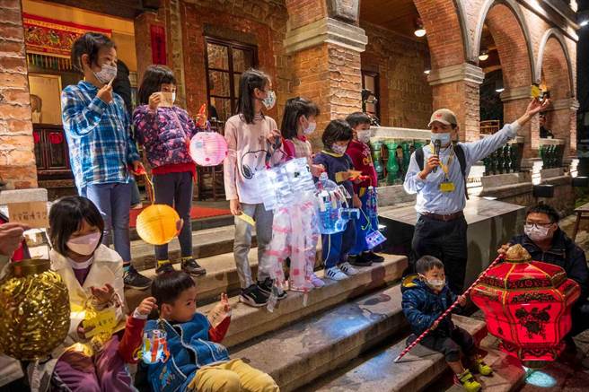 往年淡水居民都会举办「沪街乐元宵」提灯游重建街活动，新北沪尾艺文休閒园区今年也共襄盛举，与活动发起人程许忠合力举办元宵节提灯踩街活动，首度分为本月28日以及2月4日两天举行。(程许忠提供)