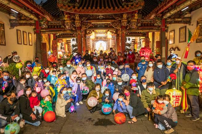 往年由淡水在地知名摄影家、文史工作者程许忠率领淡水居民举办「沪街乐元宵」提灯游重建街活动，由重建街出发提灯往古早街区巷弄前进，举办至今已迈向第11年。(程许忠提供)