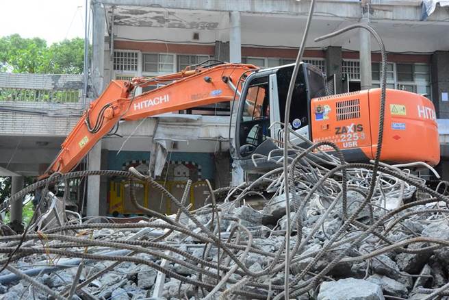 花莲玉里镇春日国小遭地震震毁，县府速将危楼拆除。（资料照片／王志伟摄）