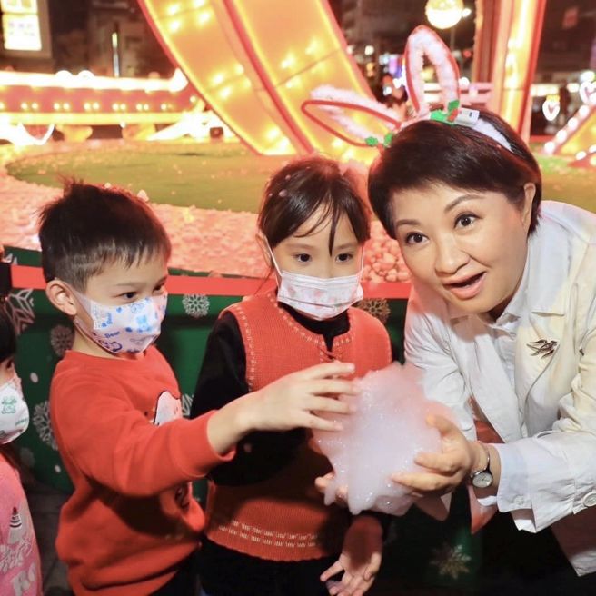 台中市市长卢秀燕（右）以29区全拿之姿连任，拥超高人气更被市民昵称为「妈妈市长」。（图／取自卢秀燕脸书）