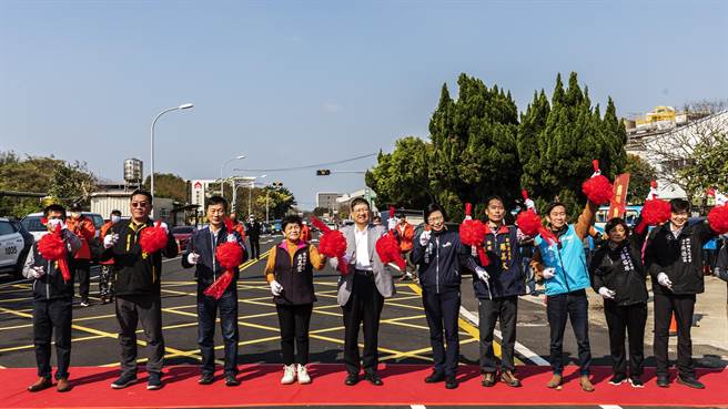 县府工务处长江良渊（左）向县长杨文科（中）说明荣光路拓宽后在凤山工业区前路口增加左转专用道和设储车道，能有效疏解上下班车潮。（罗浚滨摄）