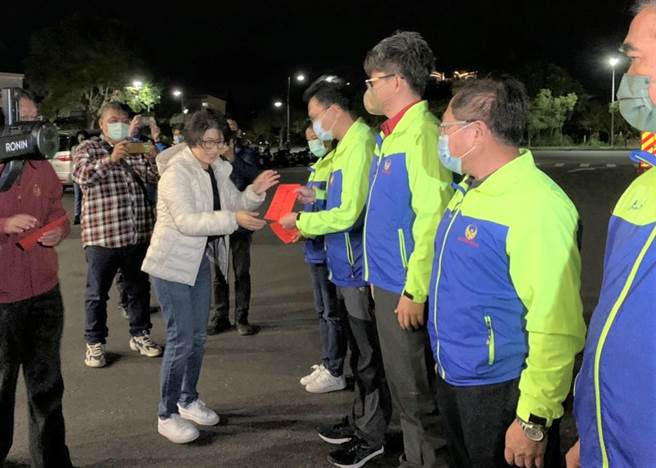 台东县长饶庆铃在119消防节前夕送上点心及红包慰问消防人员的辛劳。（蔡旻妤摄）