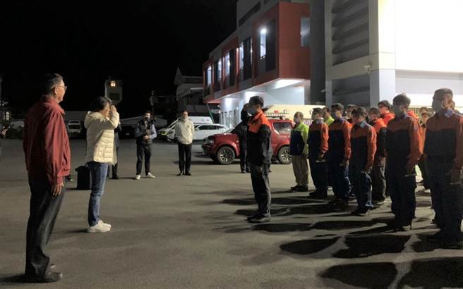 台东县长饶庆铃在119消防节前夕送上点心及红包慰问消防人员的辛劳。（蔡旻妤摄）