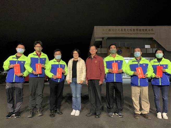 台东县长饶庆铃在119消防节前夕送上点心及红包慰问消防人员的辛劳。（蔡旻妤摄）