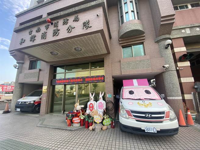 台南市消防局和纬消防分队以报废假人与车辆打造兔年春节防灾宣传。（台南市消防局提供／程炳璋台南传真）