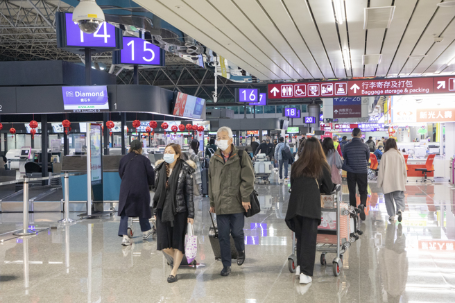 自去年10月13日国门解封，预估本次春节假日能达到单日9万4,000人次的旅运量。(图/中时新闻网摄)