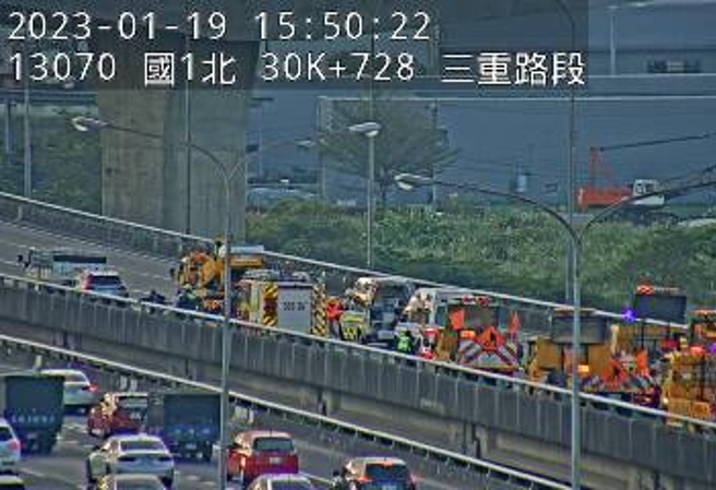 国1汐五高架6车连环撞！小黄「180度」翻覆，回堵4公里。(翻摄高速公路1968)