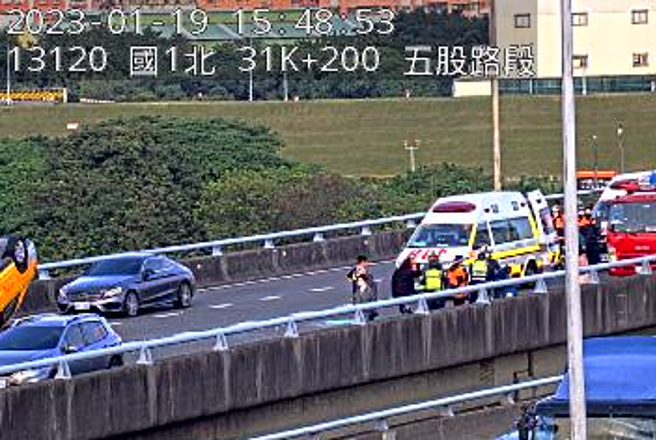 国1汐五高架6车连环撞！小黄「180度」翻覆，回堵4公里。(翻摄高速公路1968)