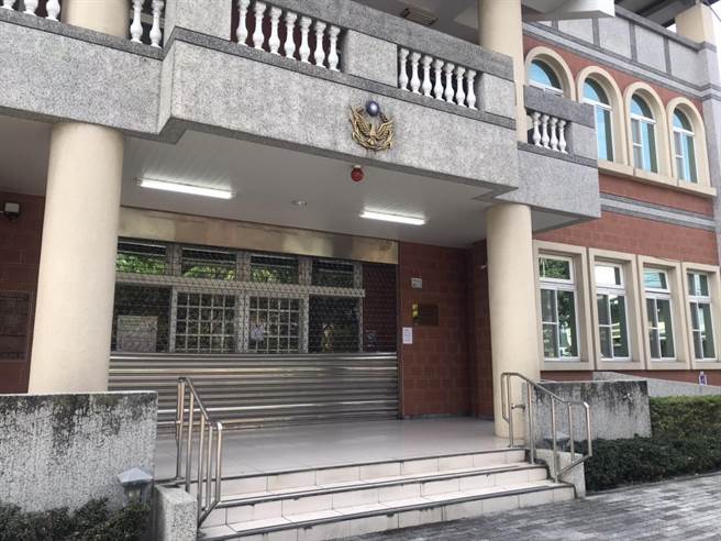 有民眾19日看到西势派出所一早就拉下铁门，民眾惊得不知所措，而警方解释是因勤务关系人手不足，才会暂时关门，下午正常运作。（谢佳潾摄）