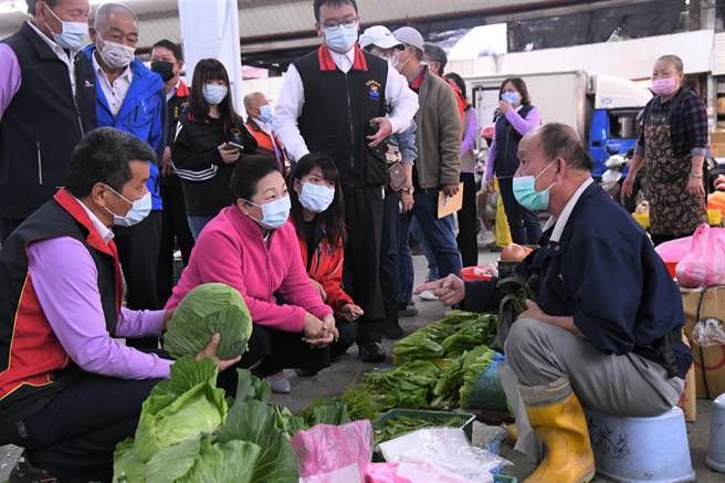 县长徐榛蔚到花莲果菜市场，了解年前蔬果供应状况，并和摊商寒暄。（花莲县府提供／王志伟花莲传真）