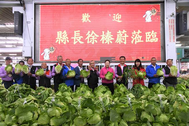 徐榛蔚到果菜市场，了解年前蔬果供应情形。（花莲县府提供／王志伟花莲传真）