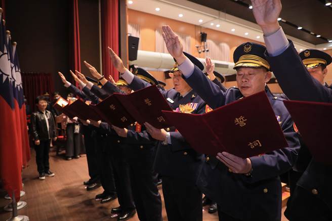 台中市警局举行分局长、大队长交接仪式，台中市长卢秀燕勉励新任同仁，做好治安交通，让市民过好年。（台中市警局提供／陈淑芬台中传真）