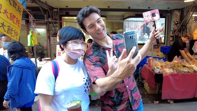 凤小岳在市场里不断有粉丝上前要求合照。（公视提供）