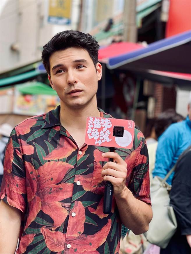 凤小岳在北投市场找不到民眾愿意带他回家感到无奈。（公视提供）