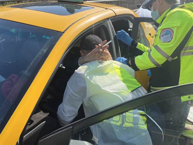 58岁孙姓运将腹部刀伤送医急救。（翻摄画面）