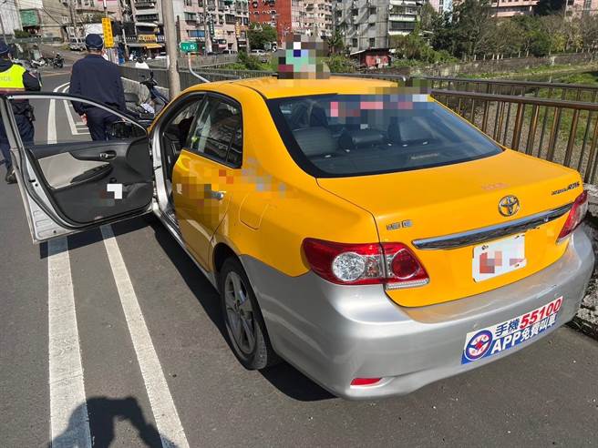 58岁孙姓运将腹部刀伤送医急救。（翻摄画面）