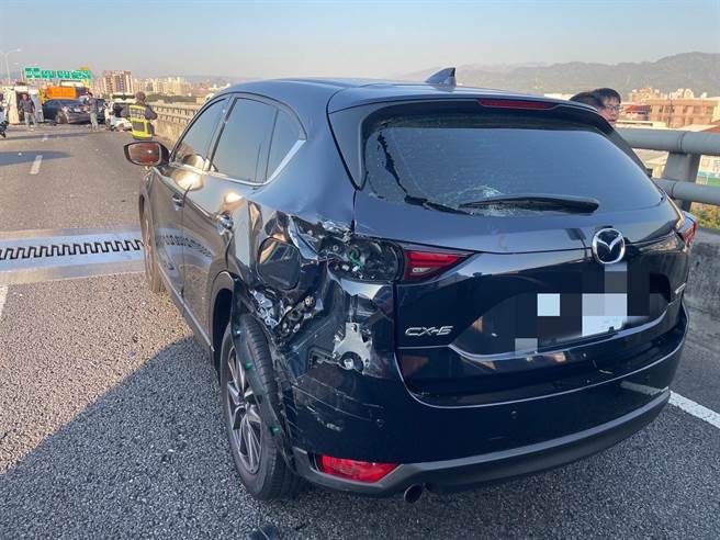 台中市台74线在28k处附近，发生5部车辆连环撞车祸。（台中市消防局提供）