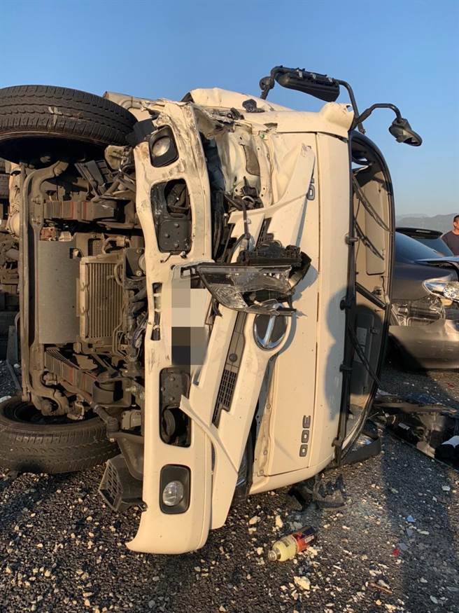 台中市台74线在28k处附近，发生5部车辆连环撞车祸。（台中市消防局提供）