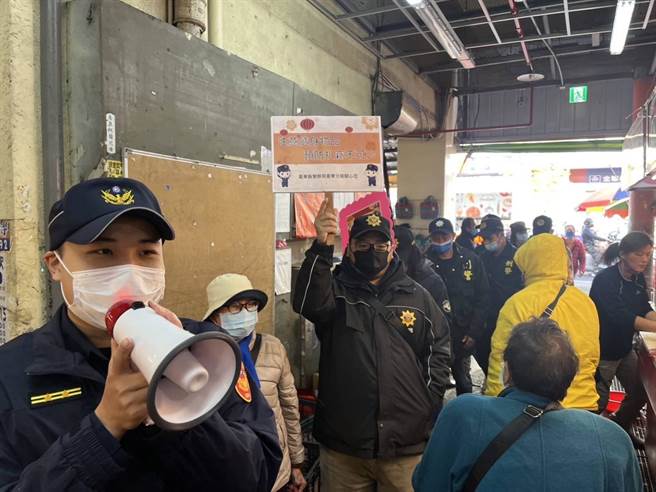 台东警分局今天宣布年货大街交管路段，并呼吁民眾注意随身财物。（台东分局提供／蔡旻妤台东传真）