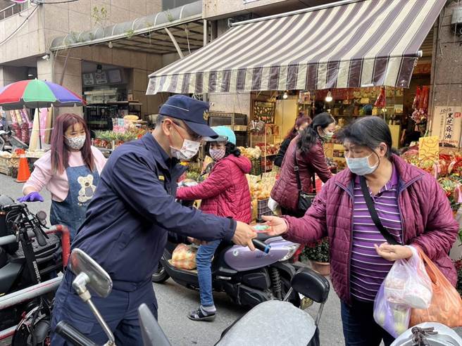 台东警分局今天宣布年货大街交管路段，并呼吁民眾注意随身财物。（台东分局提供／蔡旻妤台东传真）