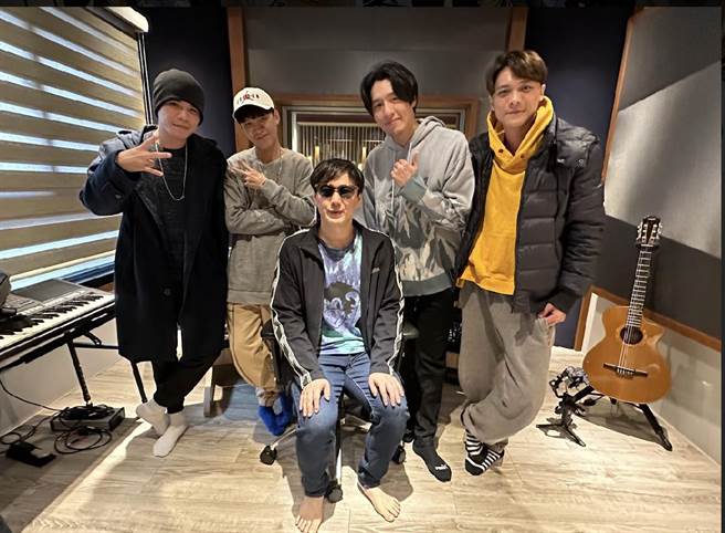 萧煌奇邀集歌手好友们一起推出新年歌〈新年快乐好厉high〉。（好莉嗨提供）