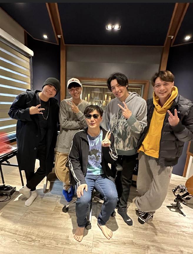 萧煌奇邀集歌手好友们一起推出新年歌〈新年快乐好厉high〉。（好莉嗨提供）