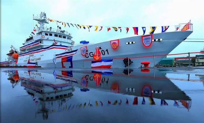 海巡署的1000吨级巡防舰彰化舰，19日完成维修及验收，驶离台船基隆厂。（台船提供／张志康基隆传真）