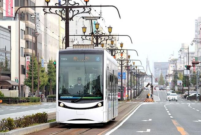 平成20年制成的低底盘电车，宽敞的车厢为轮椅族和婴儿推车提供便利性，也为路面电车外型带来全新气象。 　图：爱知县东三河广域观光协议会／提供