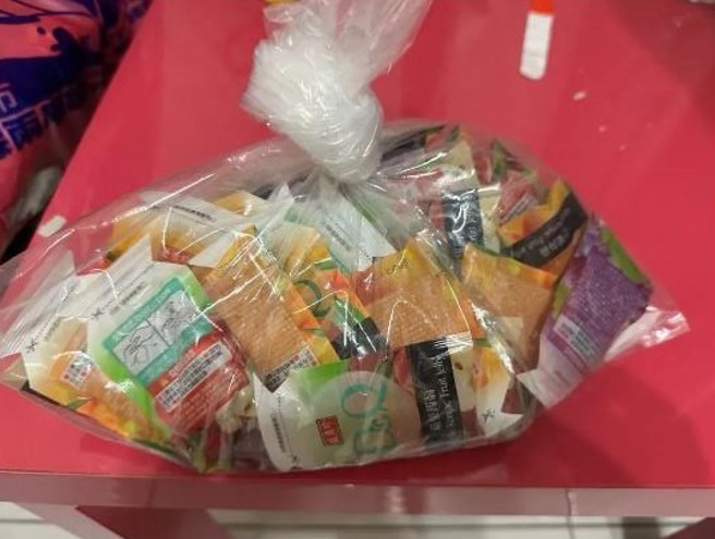 一名网友日前去迪化街买秤重果冻，回家才发现价格竟然比网路卖场还要贵3倍。（图／翻摄自爆料公社）
