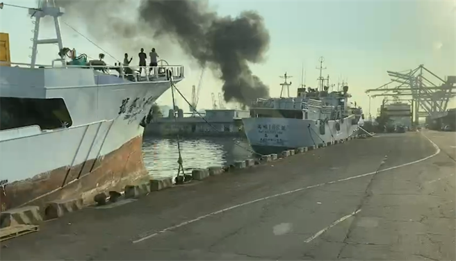 浓黑烟直窜天际。（翻摄照片／高雄洪靖宜传真）