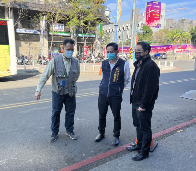 三井LaLaport南馆试营运人潮涌入东区，台中经发局协调业者加强疏导。图/台中市政府提供