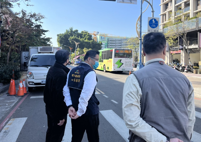 三井LaLaport南馆试营运人潮涌入东区，台中经发局协调业者加强疏导。图/台中市政府提供