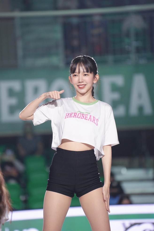 台啤英熊啦啦队队长纁暧也登上「马德·法克」分享择偶条件。（Up直播提供）