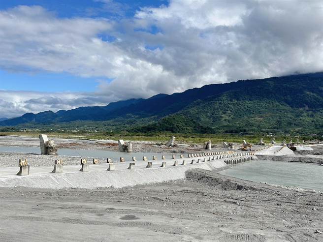 高寮大桥临时便道本月18日完工通车，但县府现场勘查检讨后，决定路面改善铺设沥青，今、明两天封路，除夕开放。（九河局提供）