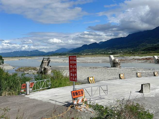 跨越秀姑峦溪高寮大桥被震垮，现已搭建临时便道。（九河局提供）