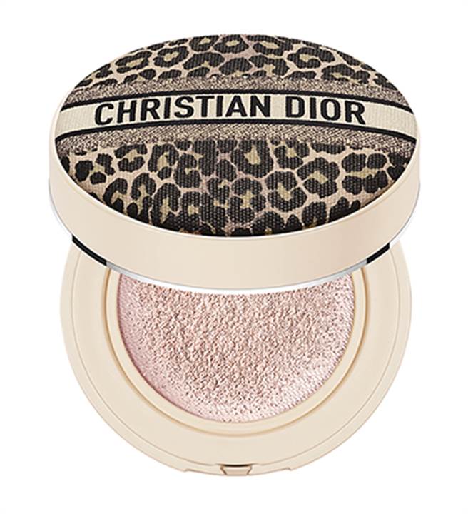 自然色系也是重点，迪奥超完美持久气垫蜜粉 豹纹限量版，售价2500元。（Dior提供）
