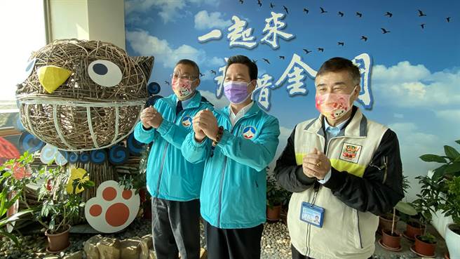 县长陈福海(中)、民航站主任洪念慈(右)及观光处长张瑞心(左)。(于家麒摄)