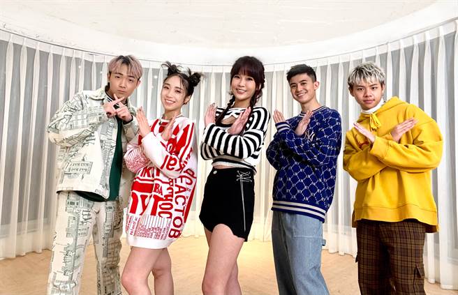 梁舒涵（左二）、B.T.O.D日前與丟丟妹（左三）合作，一起挑戰賣力唱跳。（寬寬整合行銷提供）