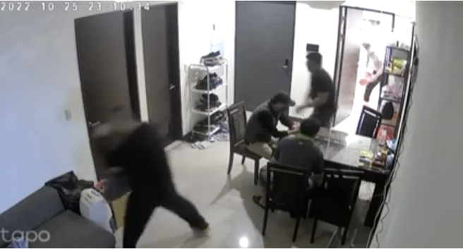 网传猪仔遭凌虐影片 刑事局：淡水已破案件勿恐慌（撷取自影片）