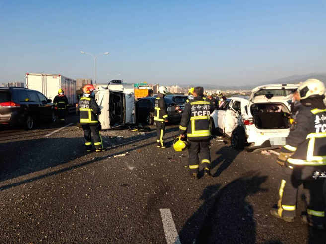 台中市台74線28k處19日下午15時47分發生5車相撞事故，致6人受傷其中5人送醫，所幸均無大礙，詳細肇事原因尚待警方進一步調查釐清。（民眾提供／潘虹恩台中傳真）