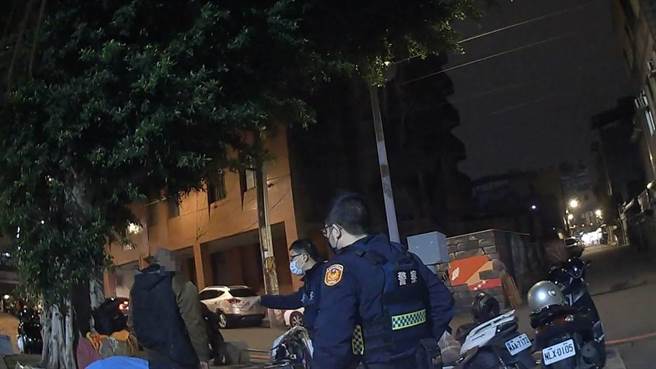 60岁马姓男子18日晚间在桃园观光夜市游客服务中心公厕「打手枪」，民眾发现报案，桃园警分局赶往现场，马男还反问「不可以吗？」（翻摄照片）