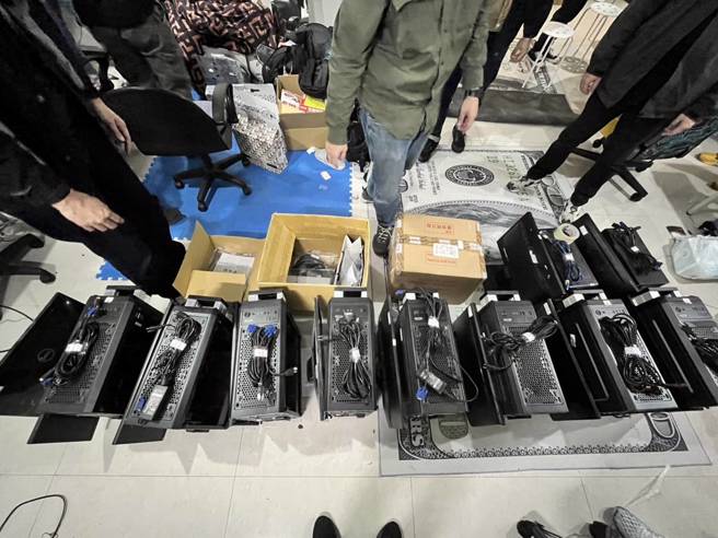 警方查扣电脑、手机、存折等赃证物。(翻摄照片／林郁平台北传真）